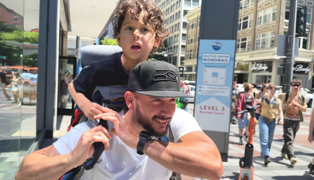 Salir con nuestro hijo autista sin carriola: nuestro primer gran reto como familia